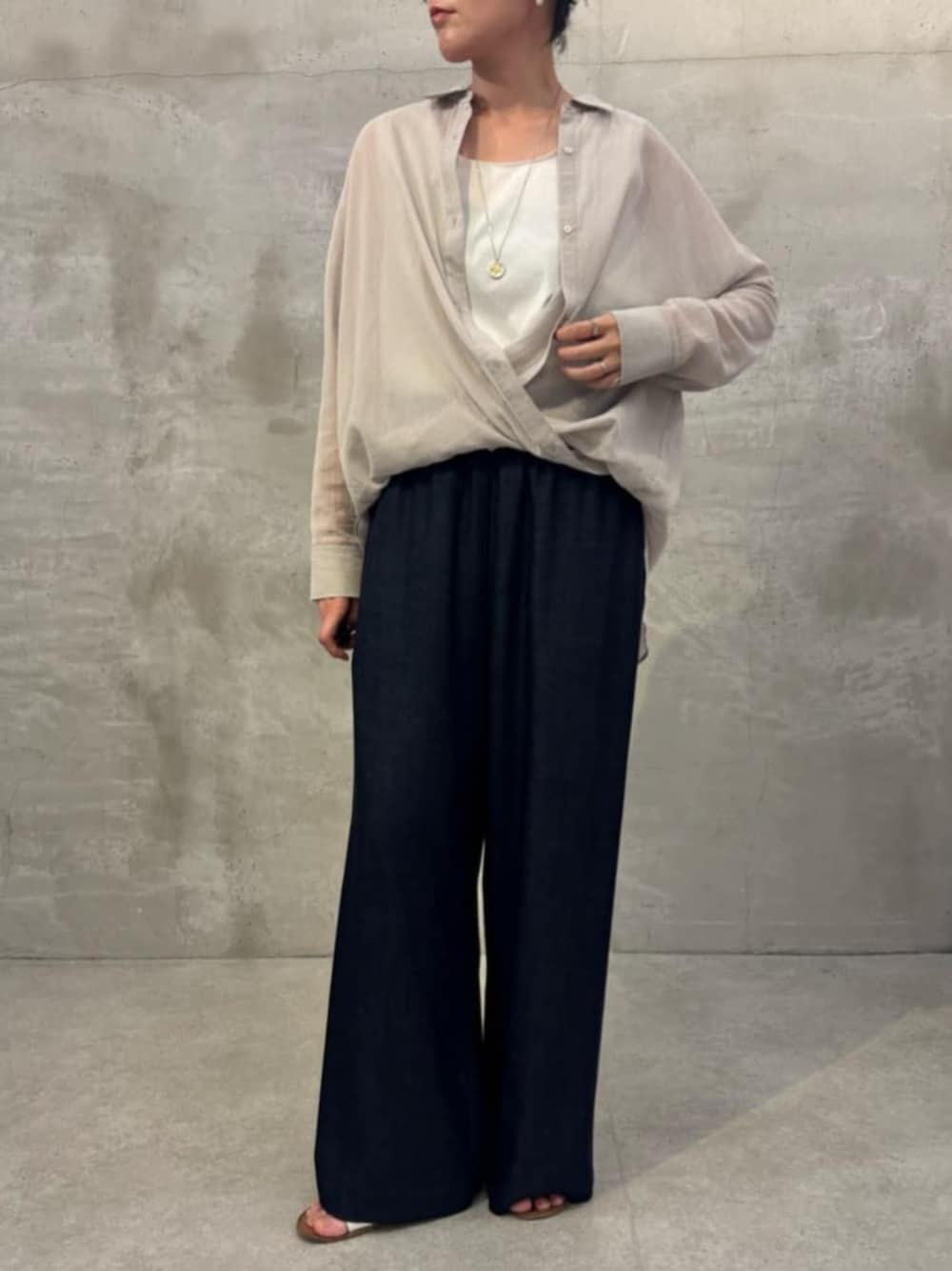 ブルー系のその他パンツ、グレー系のシャツ/ブラウスを着用したレディースの春コーディネートの1枚目の写真