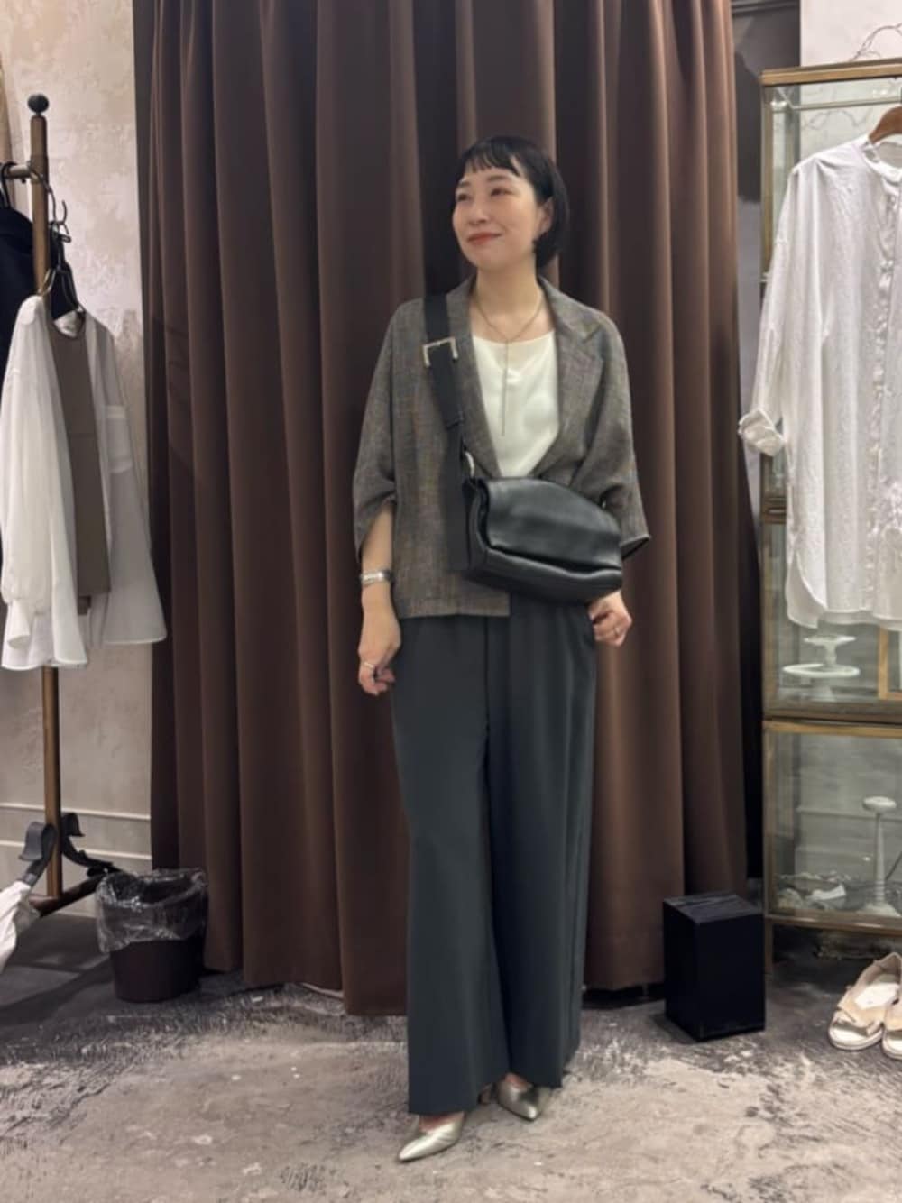 グレー系のその他パンツ、ブラック系のショルダーバッグを着用したレディースの夏コーディネートの1枚目の写真