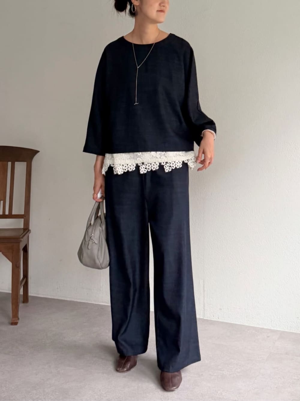 ブルー系のその他パンツ、グレー系のボストンバッグ、ホワイト系のTシャツ/カットソーを着用したレディースの夏コーディネートの1枚目の写真