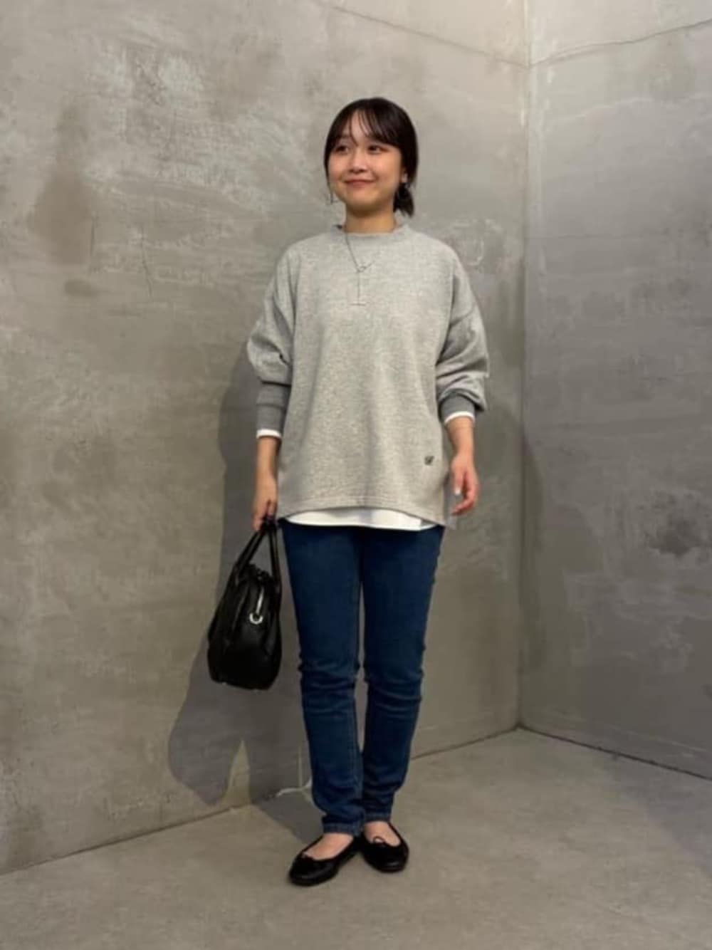 ブルー系のデニムパンツ、グレー系のTシャツ/カットソー、ホワイト系のシャツ/ブラウスを着用したレディースの夏コーディネートの1枚目の写真