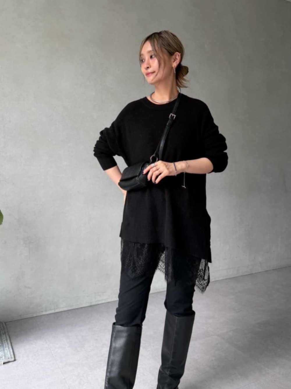 ブラック系のその他パンツ、ブラック系のトートバッグ、ブラック系のニット/セーターを着用したレディースの秋コーディネートの1枚目の写真