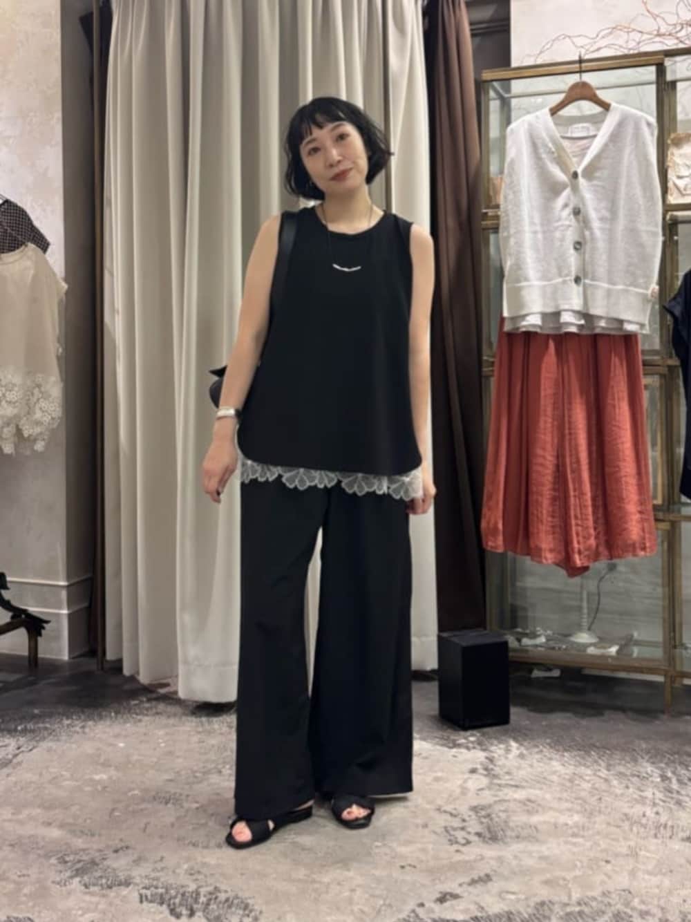 ホワイト系のキャミソール、ブラック系のその他パンツ、ブラック系のキャミソールを着用したレディースの夏コーディネートの1枚目の写真