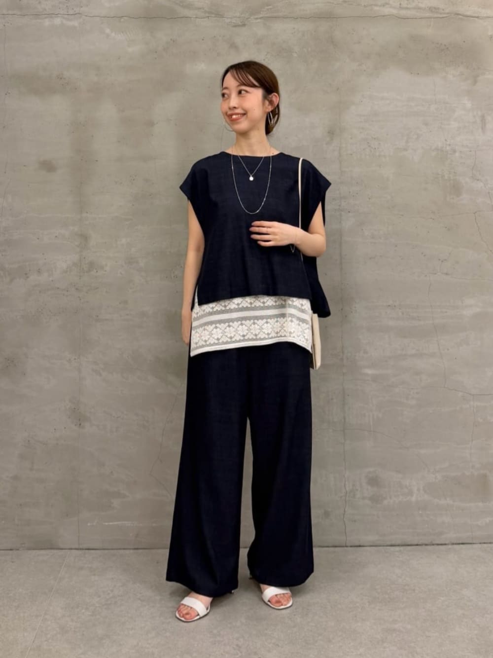 ブルー系のシャツ/ブラウス、ブルー系のその他パンツ、ホワイト系のショルダーバッグを着用したレディースの冬コーディネートの1枚目の写真