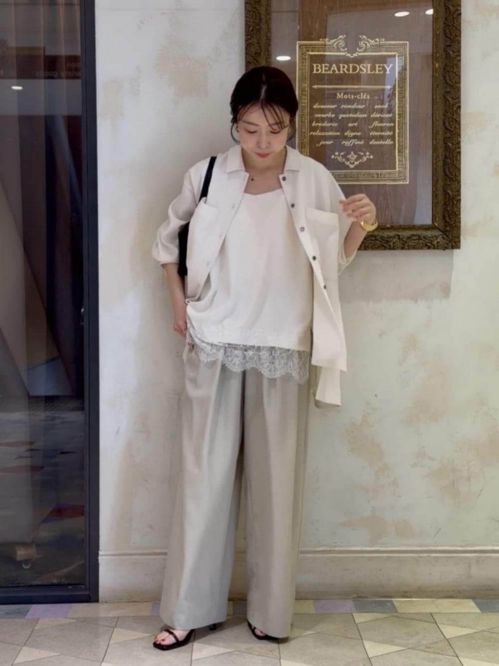 ホワイト系のキャミソール、ベージュ系のその他パンツ、ホワイト系のシャツ/ブラウスを着用したレディースの春コーディネートの1枚目の写真