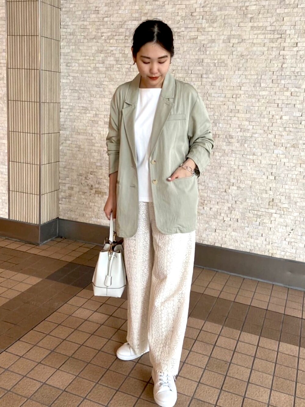 グリーン系のテーラードジャケット、ホワイト系のTシャツ/カットソー、ホワイト系のその他パンツを着用したレディースの春コーディネートの1枚目の写真