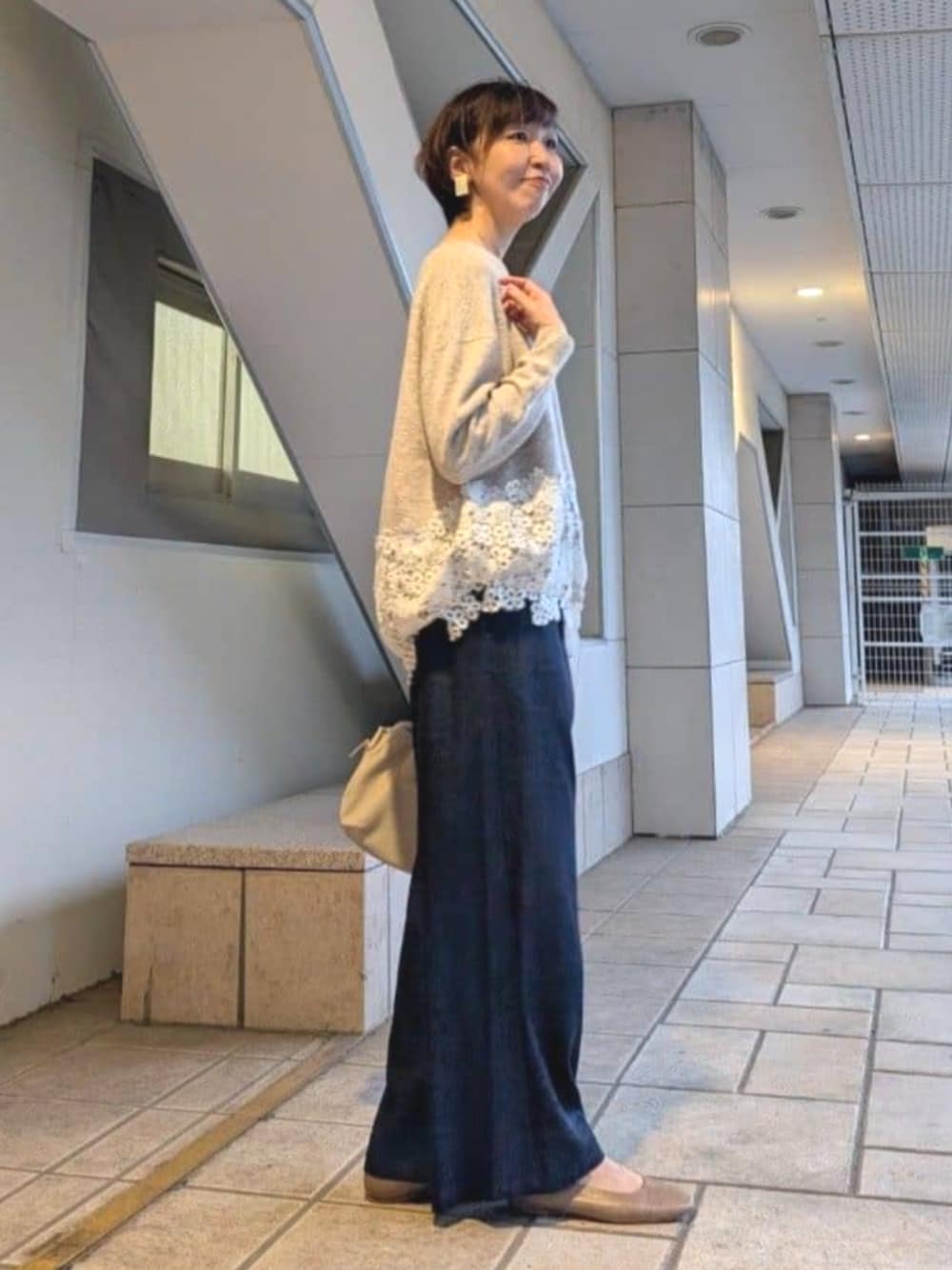 ブルー系のその他パンツ、ベージュ系のニット/セーターを着用したレディースの秋コーディネートの1枚目の写真