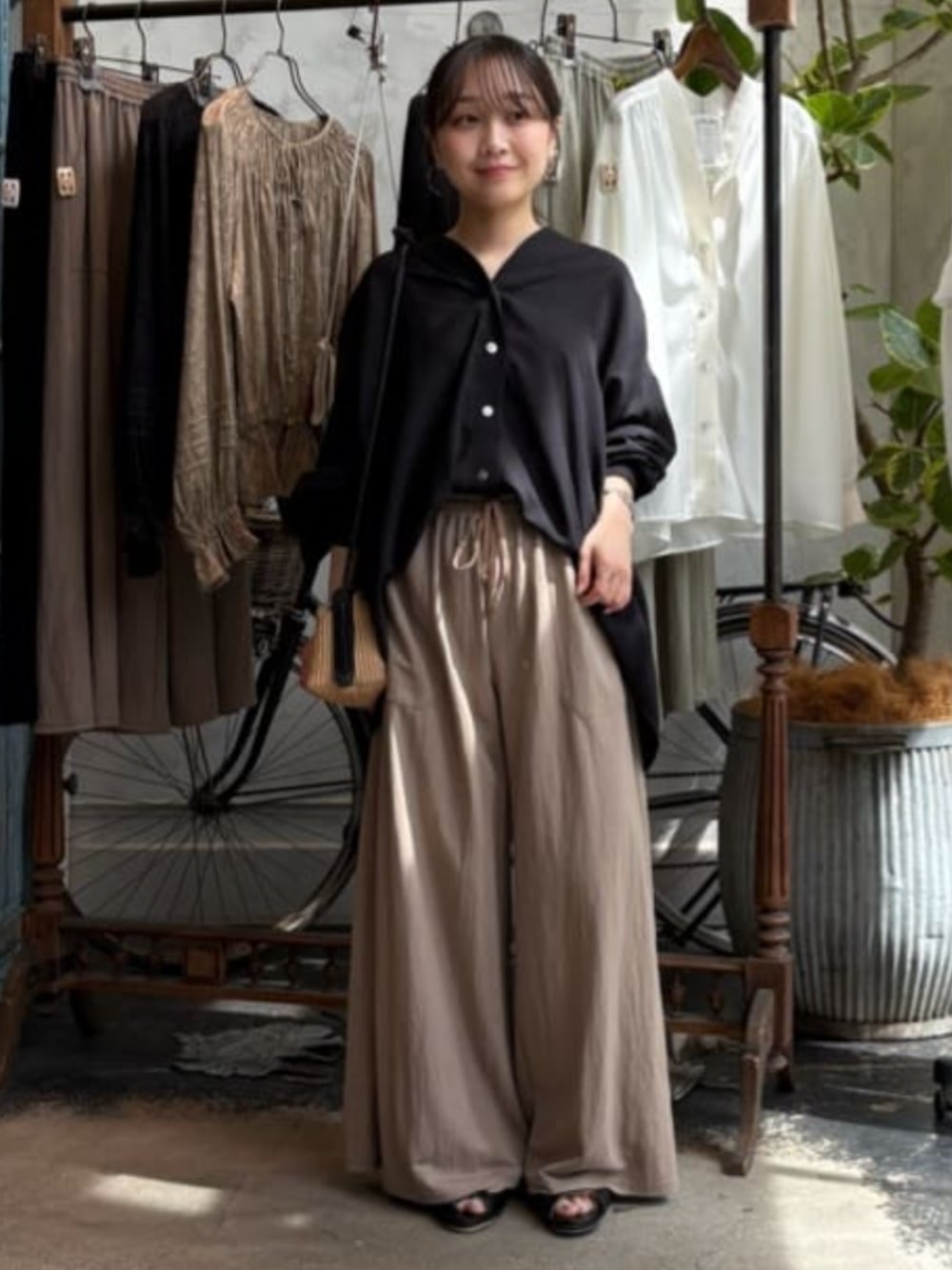 ベージュ系のその他パンツ、ブラック系のシャツ/ブラウスを着用したレディースの春コーディネートの1枚目の写真