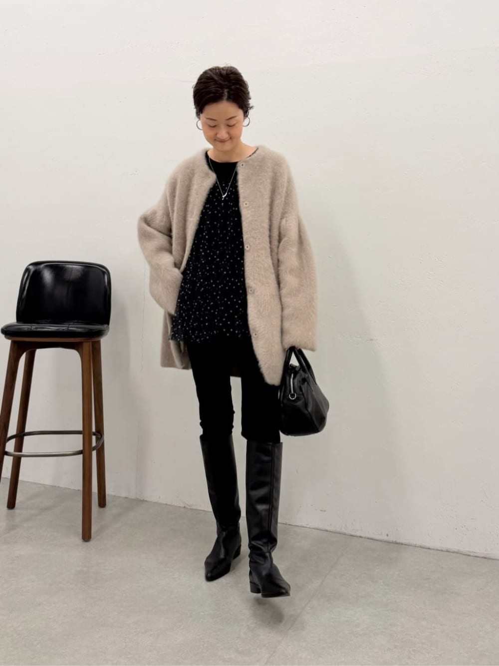 ブラウン系のその他アウター、ブラック系のTシャツ/カットソー、ブラック系のトートバッグを着用したレディースの夏コーディネートの1枚目の写真