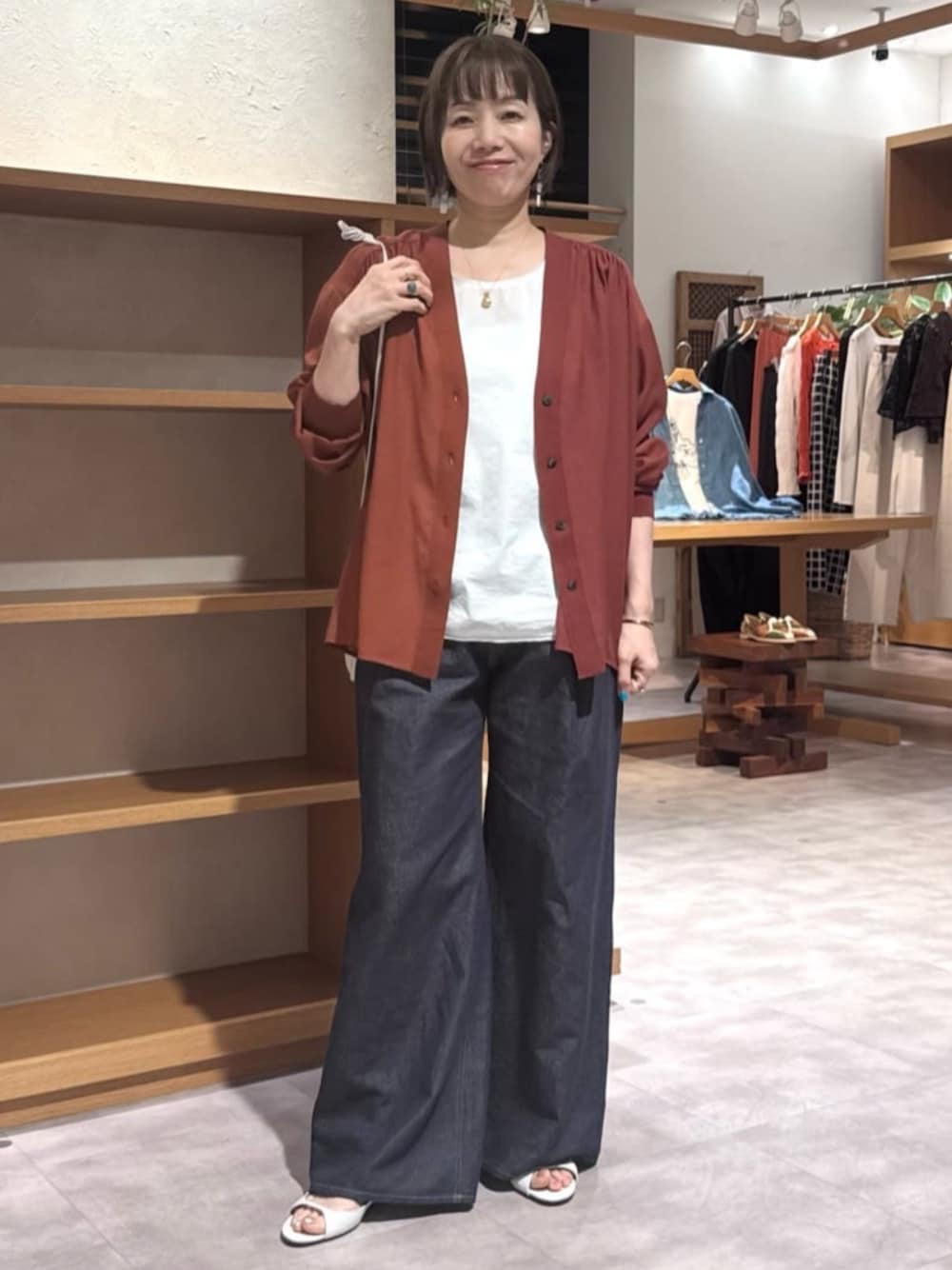 ホワイト系のシャツ/ブラウス、レッド系のシャツ/ブラウス、ブルー系のその他パンツを着用したレディースの春コーディネートの1枚目の写真