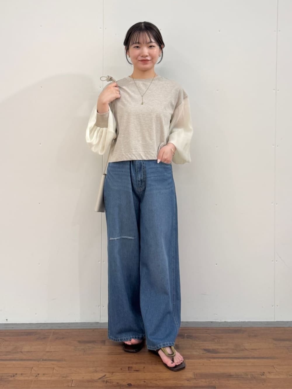 ブルー系のその他パンツ、ベージュ系のTシャツ/カットソーを着用したレディースの夏コーディネートの1枚目の写真