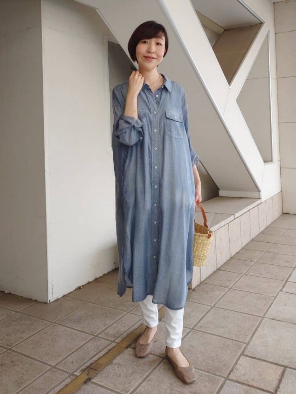 ブルー系のワンピースを着用したレディースの冬コーディネートの1枚目の写真