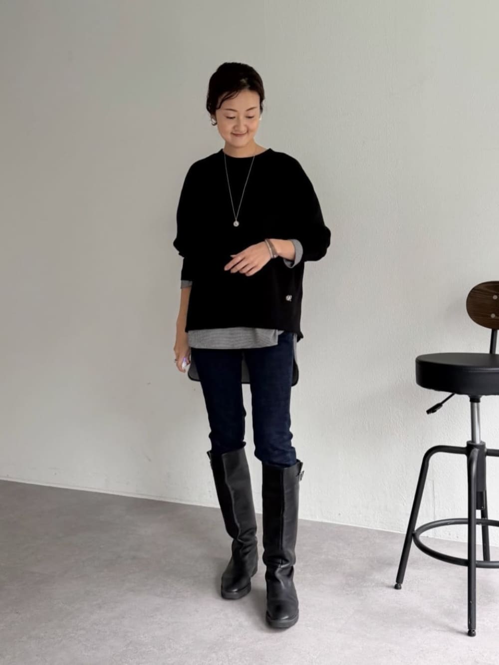 ブラック系のその他パンツ、ブラック系のTシャツ/カットソー、ブラック系のシャツ/ブラウスを着用したレディースの秋コーディネートの1枚目の写真