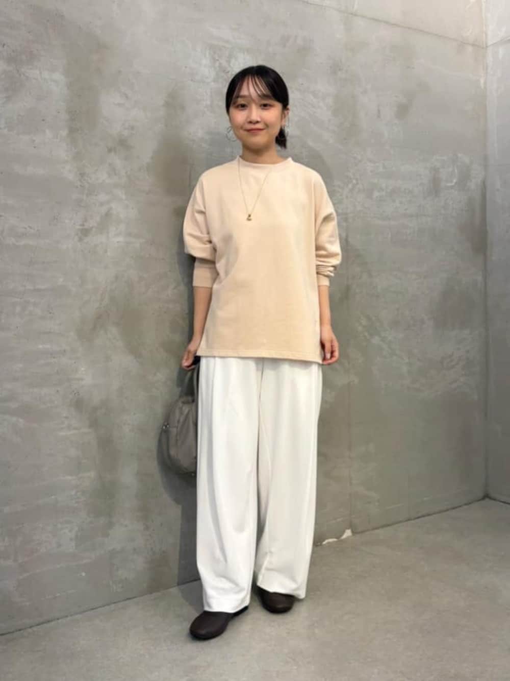 ピンク系のTシャツ/カットソー、ホワイト系のその他パンツを着用したレディースの夏コーディネートの1枚目の写真