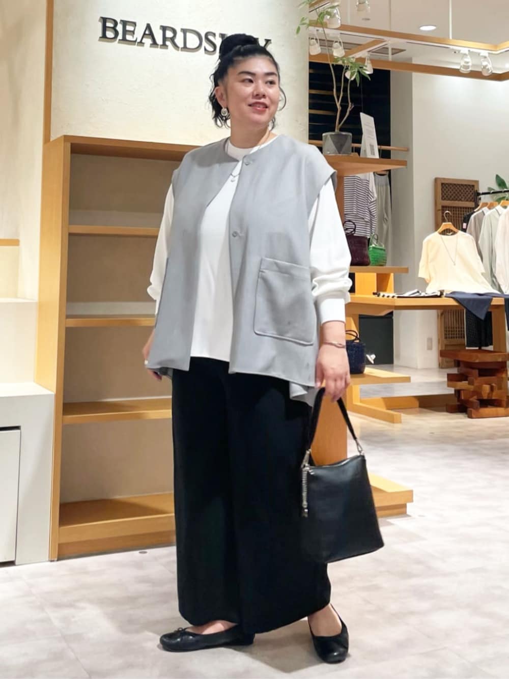 ホワイト系のTシャツ/カットソー、ブラック系のショルダーバッグ、ブラック系のその他パンツを着用したレディースの秋コーディネートの1枚目の写真