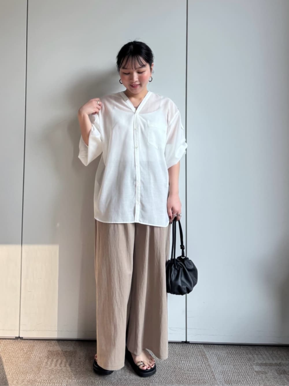 ベージュ系のその他パンツ、ブラック系のサンダル、ホワイト系のシャツ/ブラウスを着用したレディースの冬コーディネートの1枚目の写真