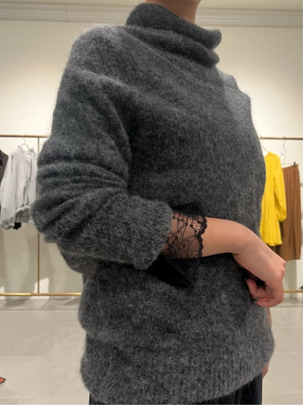 ブラック系のTシャツ/カットソーを着用したレディースの秋コーディネートの1枚目の写真