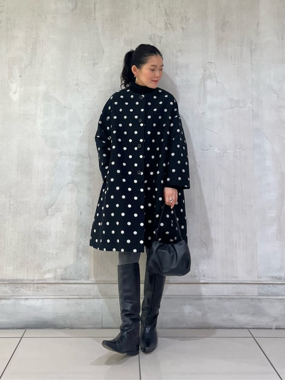 ブラック系のショルダーバッグ、ブラック系のその他アウターを着用したレディースの冬コーディネートの1枚目の写真