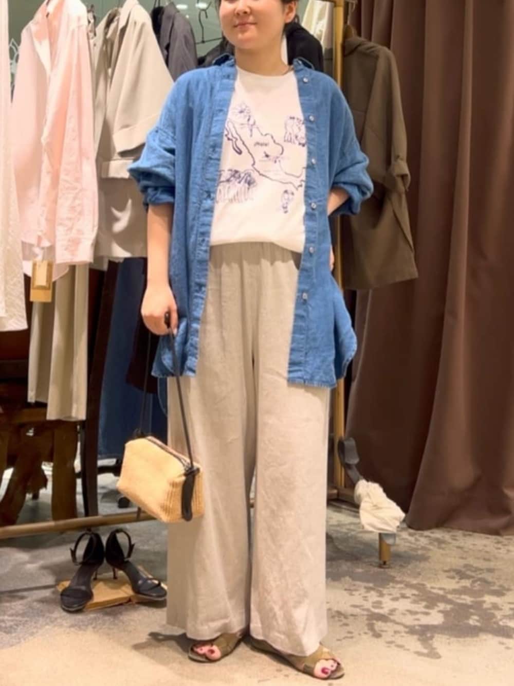 ベージュ系のその他パンツ、ホワイト系のTシャツ/カットソー、ブルー系のシャツ/ブラウスを着用したレディースの夏コーディネートの1枚目の写真