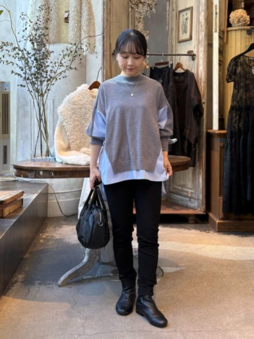 ブラック系のその他パンツ、グレー系のニット/セーターを着用したレディースの秋コーディネートの1枚目の写真