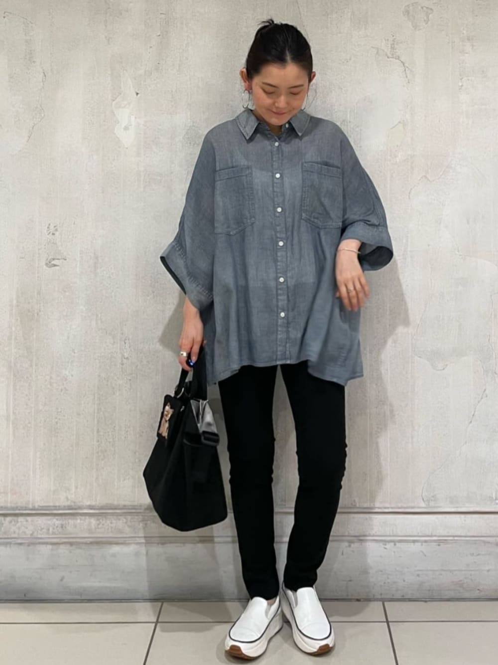 ブラック系のその他パンツ、ブルー系のシャツ/ブラウスを着用したレディースの春コーディネートの1枚目の写真