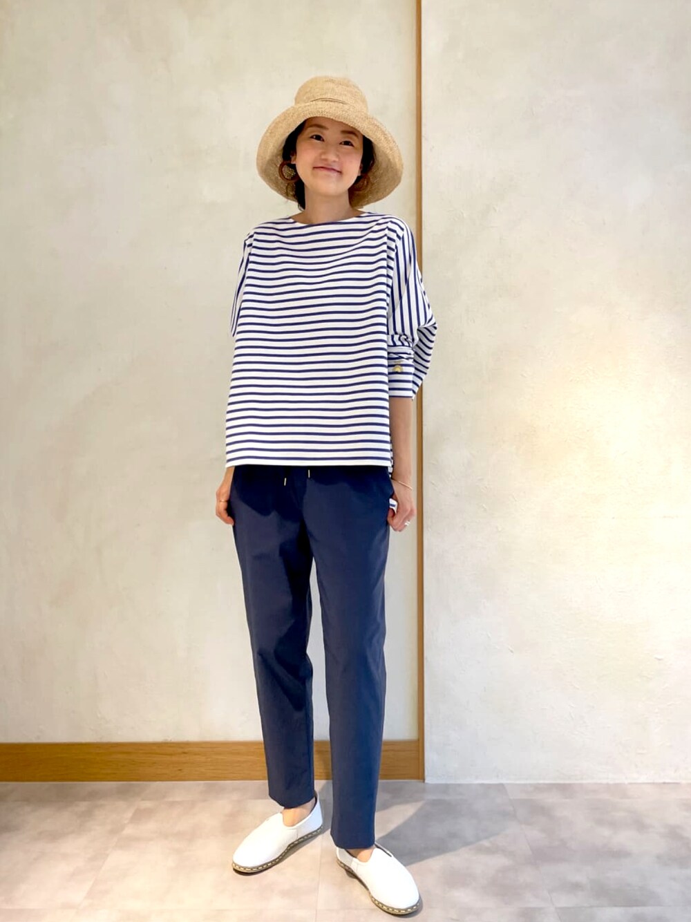 ブルー系のTシャツ/カットソー、ブルー系のその他パンツ、ホワイト系のその他シューズを着用したレディースの春コーディネートの1枚目の写真