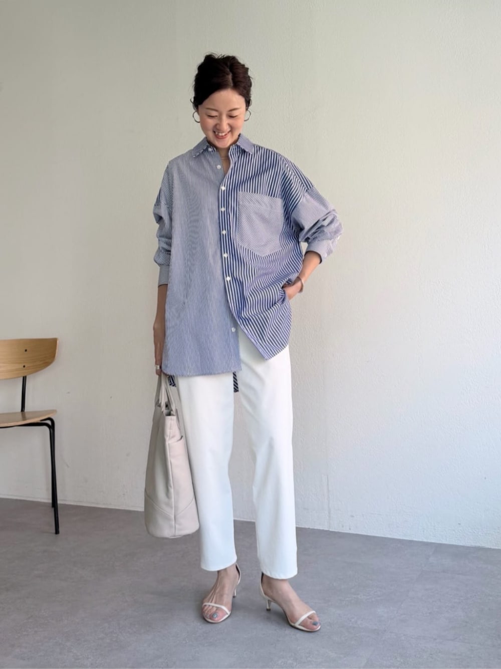 ホワイト系のその他パンツ、ブルー系のシャツ/ブラウスを着用したレディースの夏コーディネートの1枚目の写真