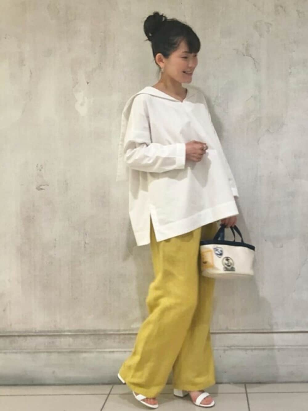 ホワイト系のシャツ/ブラウス、イエロー系のその他パンツ、ホワイト系のトートバッグを着用したレディースの夏コーディネートの1枚目の写真