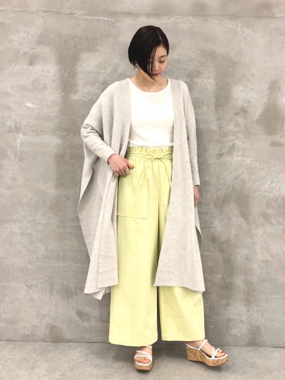グレー系のカーディガン/ボレロ、ホワイト系のTシャツ/カットソー、イエロー系のその他パンツを着用したレディースの春コーディネートの1枚目の写真