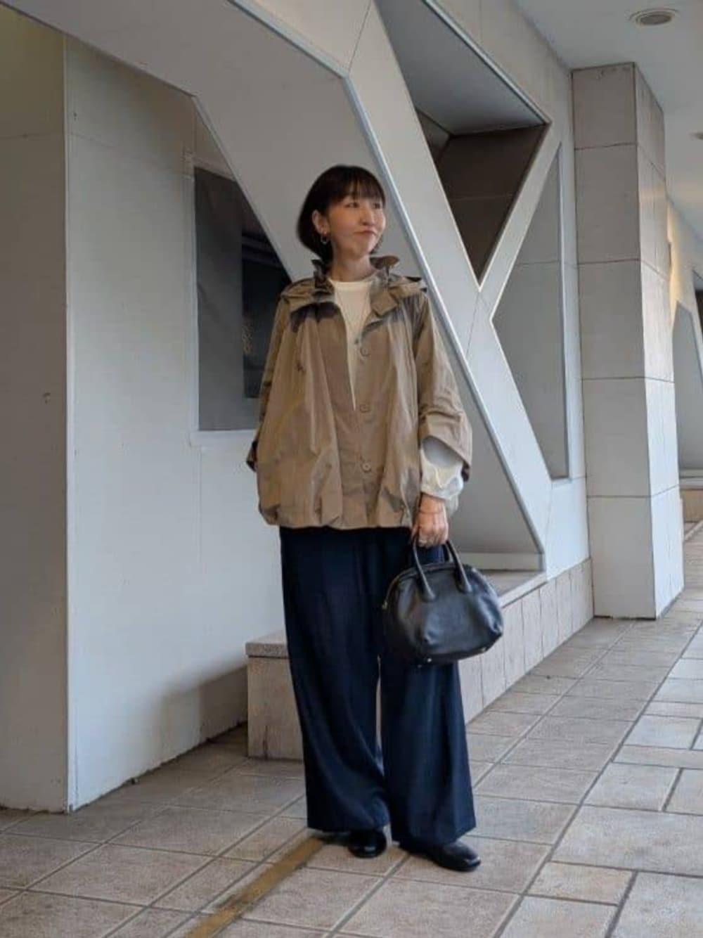 ブルー系のその他パンツ、ブラウン系のブルゾンを着用したレディースの冬コーディネートの1枚目の写真