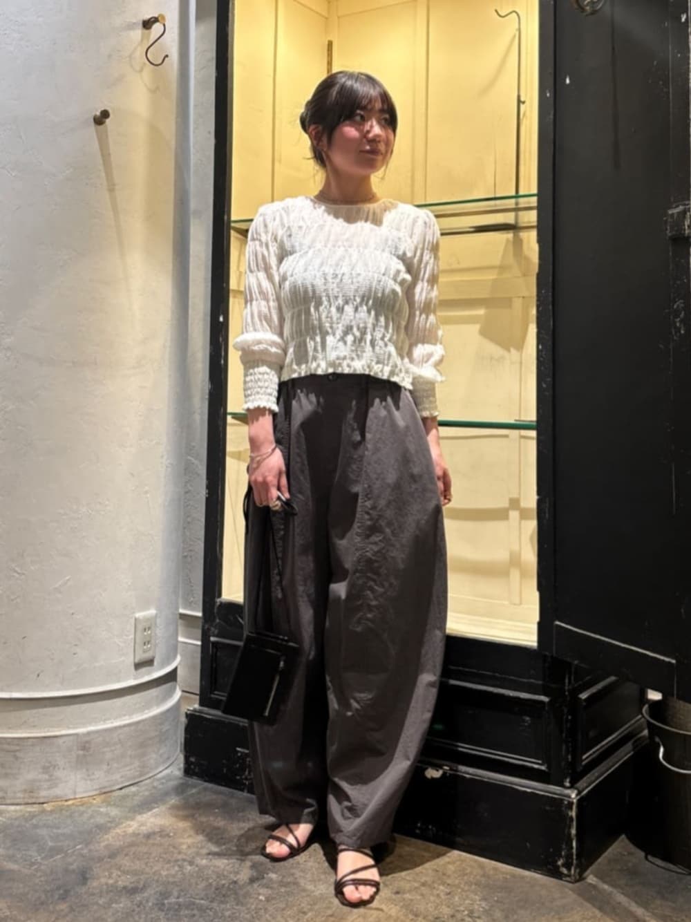 グレー系のその他パンツ、ホワイト系のシャツ/ブラウス、グレー系のその他パンツを着用したレディースの春コーディネートの1枚目の写真