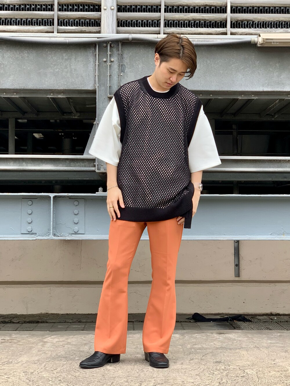 「ootd、今日のコーデ、おしゃれさんと繋がりたい、いいね、save、フォローお願いします🤑、スカシアミニット、ニットベスト、カラーパンツ、フレアパンツ、トレンドコーデ、オーバーサイズ、ゆるコーデ、新宿ルミネエスト、tk.TAKEO KIKUCHI」｜「tk.TAKEO KIKUCHIのスカシアミニットベスト（ベスト、ブラック系）」を使った、🌏けーと🌎さん（メンズ・171cm）の夏コーディネートの1枚目の写真