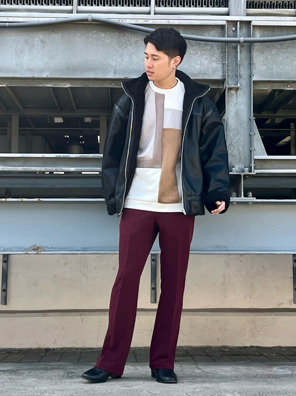 ホワイト系のTシャツ/カットソー、ブラック系のブルゾン、レッド系のデニムパンツを着用したメンズの冬コーディネートの1枚目の写真