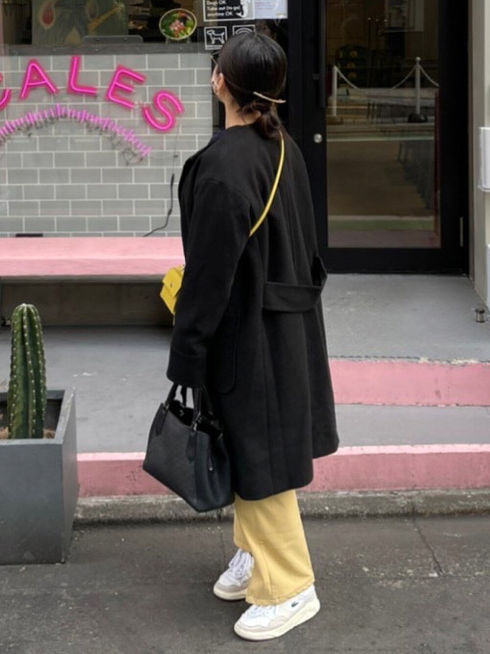 「春先取り、春色、スニーカーコーデ、低身長コーデ、低身長、カジュアルコーデ、イエロー、ラコステ」｜「MICHAEL KORSのCAMILLE(カミーユ) スモール サッチェル（ハンドバッグ、ブラック系）」を使った、SYKさん（レディース・150cm）の冬コーディネートの1枚目の写真