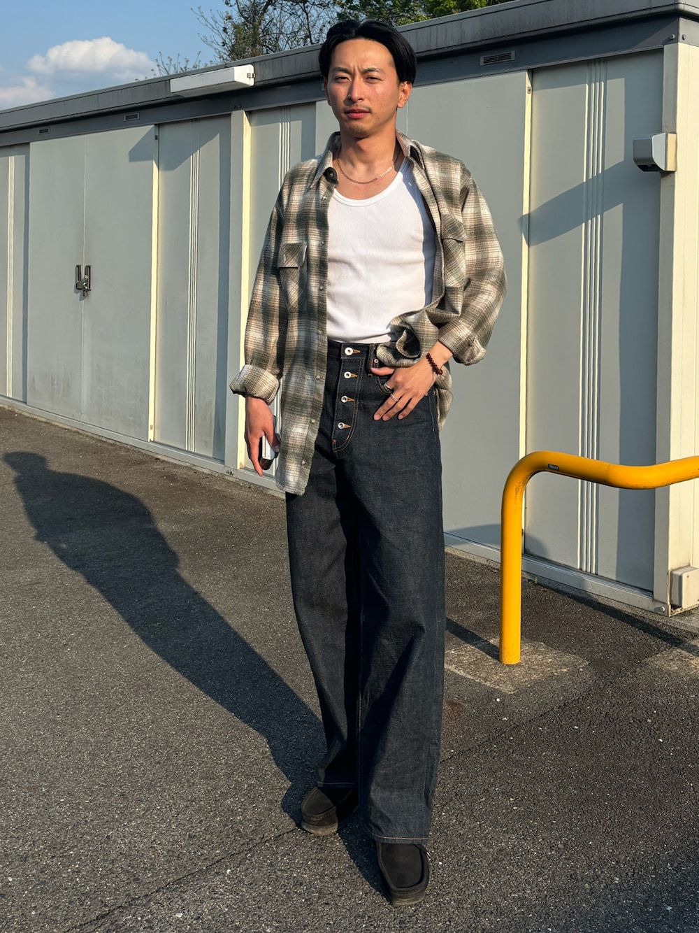 「シャツスタイル、チェック、sugarhill、クラークス、タンクトップ、カジュアルスタイル、低身長、低身長コーデ、春コーデ、古着MIX、デニム、きれいめカジュアル、チェックシャツ」｜「SUGARHILLのCLASSIC DENIM PANTS（デニムパンツ、ブルー系）」を使った、ダさん（メンズ・170cm）の春コーディネートの1枚目の写真