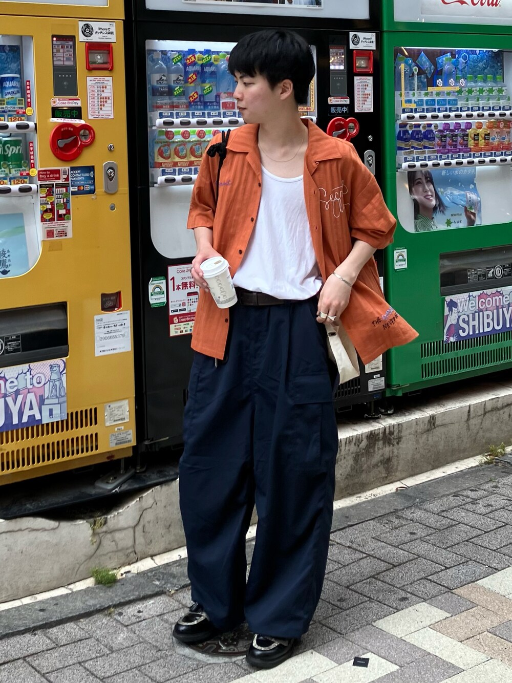 「夏コーデ、メンズファッション、夏、シャツスタイル、オープンカラーシャツ、カーゴパンツ、開襟シャツ、カジュアル、刺繍、プチプラ」｜「CPCMのドビーアソート刺繍開襟シャツ（シャツ/ブラウス、オレンジ系）」を使った、井上快琉さん（メンズ・177cm）の夏コーディネートの1枚目の写真