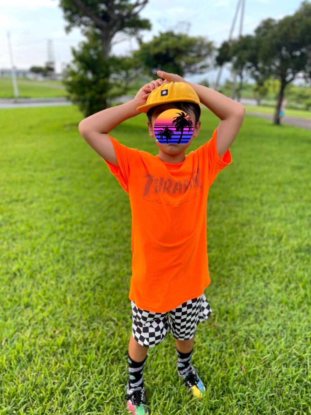 「スケータースタイル」｜「THRASHERのDOT HOMETOWN NEON S/S T-SHIRTS/スラッシャー Tシャツ ユニセックス ネオンカラー（Tシャツ/カットソー、オレンジ系）」を使った、krjjさん（キッズ・142cm）の秋コーディネートの1枚目の写真