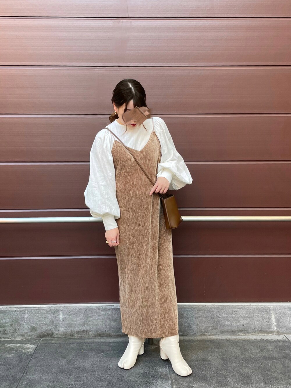 「ブラウス、ワントーンコーデ、休日スタイル、ブラウン、秋服、ボリュームスリーブ、淡色コーデ、大人かわいい、オトナカジュアル、秋コーデ、足袋ブーツ、プリーツワンピース、ベロアワンピース、ボリューム袖、だから秋服が好き」｜「DISCOATの【前後2WAY】ベロアプリーツキャミワンピース（ワンピース、ブラウン系）」を使った、Nodoka.さん（レディース・154cm）の秋コーディネートの1枚目の写真