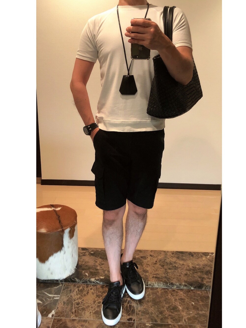 「休日スタイル、シンプル、カジュアル、モノトーンコーデ、大人コーデ、お洒落さんとつながりたい、ショートカーゴパンツ」｜「HERMESのアイテム（ネックレス、ブラック系）」を使った、ボンジョルノさん（メンズ・168cm）の秋コーディネートの1枚目の写真