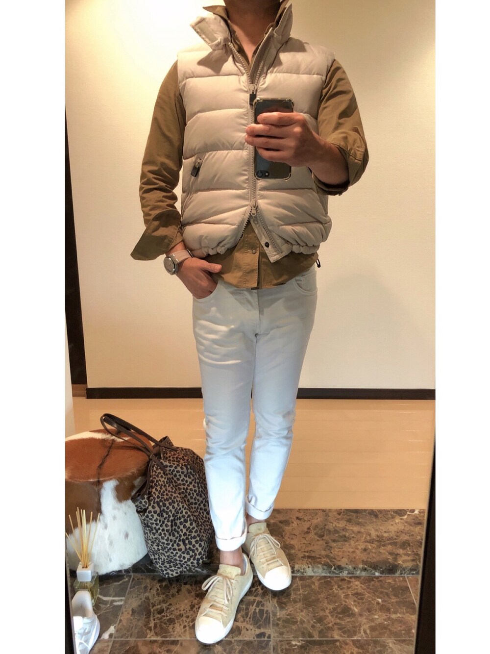 「休日スタイル、秋コーデ、おしゃれさんと繋がりたい、休日コーデ、オトナカジュアル、ラグスポ、ベージュ、ダウンベスト」｜「ENTRE AMISのアイテム（デニムパンツ、ホワイト系）」を使った、ボンジョルノさん（メンズ・168cm）の秋コーディネートの1枚目の写真