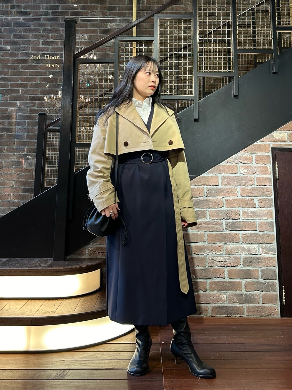 「おでかけコーデ、きれいめカジュアル、オトナカジュアル、およばれコーデ、クロップド丈、ジレ、ワンピース、トレンチコート、LOVELESS」｜「LOVELESSのセパレートマルチウェイトレンチコート（トレンチコート、ベージュ系）」を使った、yuriさん（レディース・153cm）の冬コーディネートの1枚目の写真