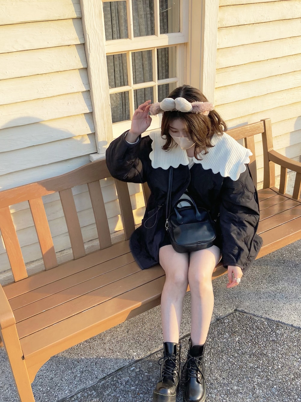 「ディズニー、秋のコーデ、冬コーデ、キルティング、ブラック、襟付きトップス、ブーツ、ootd、今日のコーデ、ZARA、mystic、wcloset、nugu」｜「ZARAのアイテム（スウェット、ホワイト系）」を使った、コツメカワウソさん（レディース・159cm）の秋コーディネートの1枚目の写真