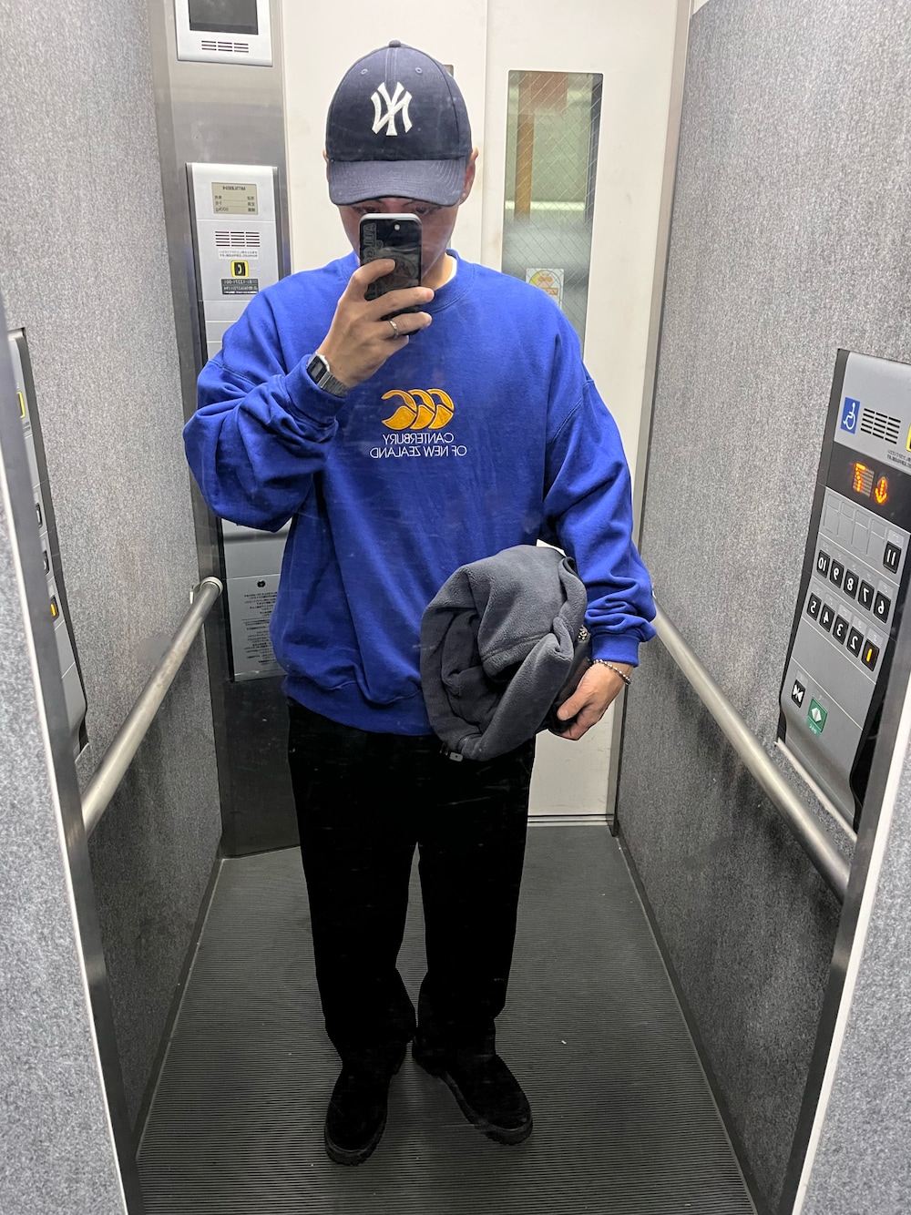 「秋服、お洒落さんとつながりたい、きれいめカジュアル、リラックススタイル、大人カジュアル、ブーツ、カジュアルコーデ、スポーツミックス、オーバーサイズ、低身長コーデ」｜「UNIQLOのアイテム（パンツ、ブラック系）」を使った、タボつさん（メンズ・168cm）の秋コーディネートの1枚目の写真