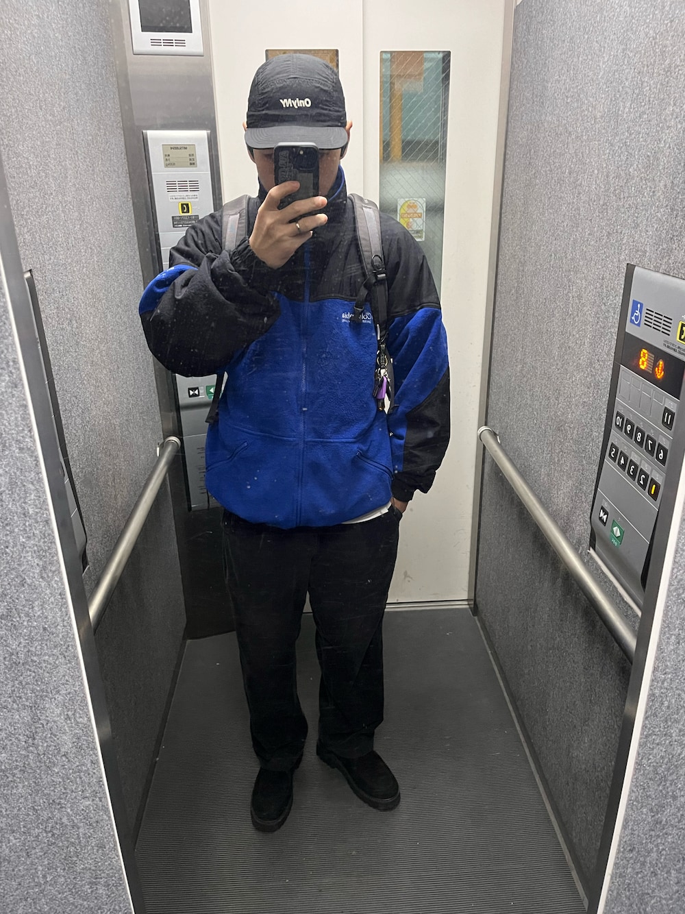 「シンプルコーデ、今日のコーデ、お洒落さんとつながりたい、ファッションを楽しもう、冬アウター、リラックススタイル、秋冬コーデ、スポーツミックス、古着好きな人と繋がりたい、低身長」｜「ONLY NYの【ONLY NY / オンリーニューヨーク】 LOGO 5-PANEL HAT（キャップ、ブラック系）」を使った、タボつさん（メンズ・168cm）の冬コーディネートの1枚目の写真