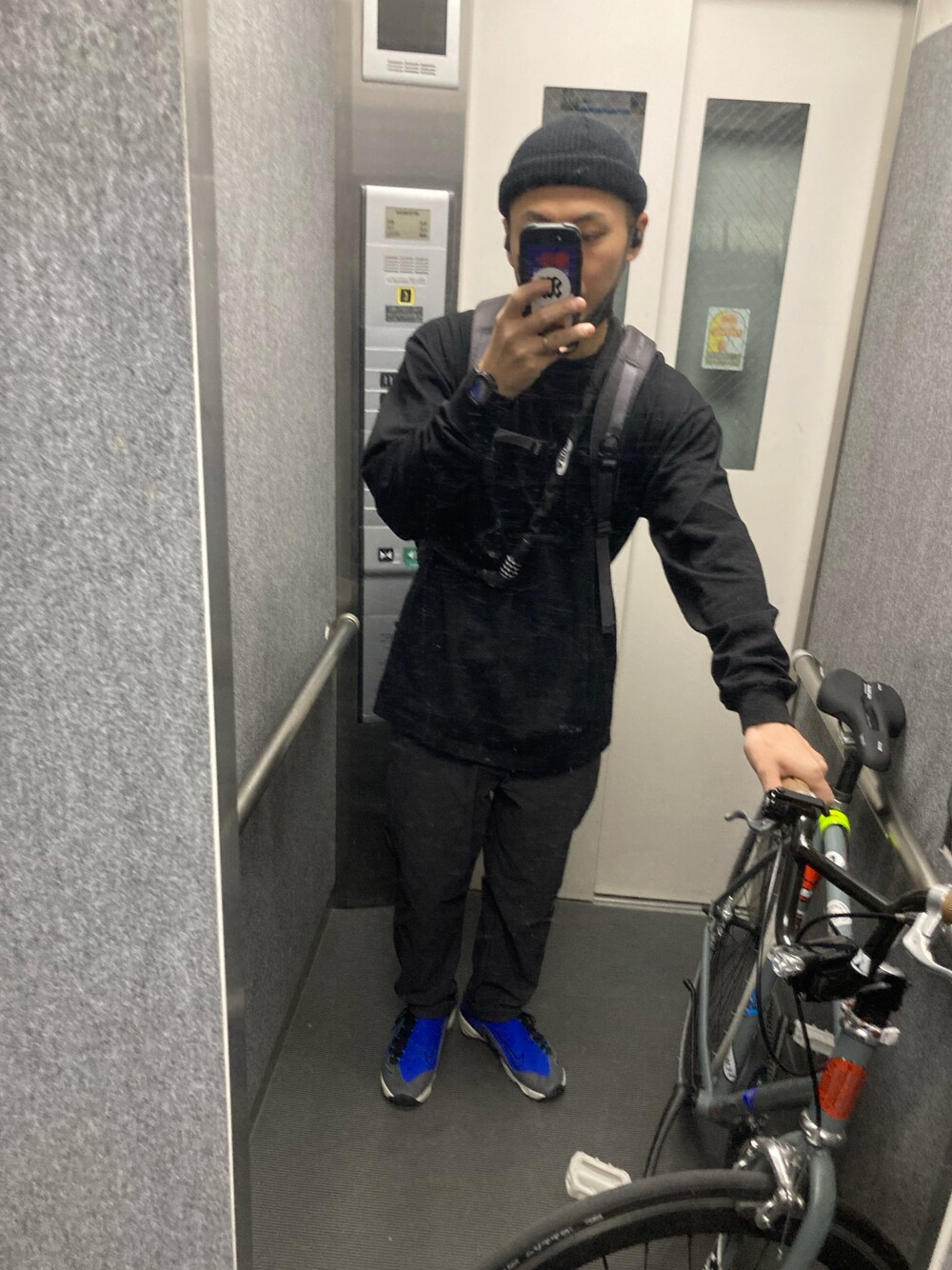 「春服、お洒落さんとつながりたい、きれいめカジュアル、スニーカーコーデ、ブラック、ストリートファッション、オーバーサイズ、footscape」｜「UNIQLOのアイテム（その他パンツ、グレー系）」を使った、タボつさん（メンズ・168cm）の春コーディネートの1枚目の写真