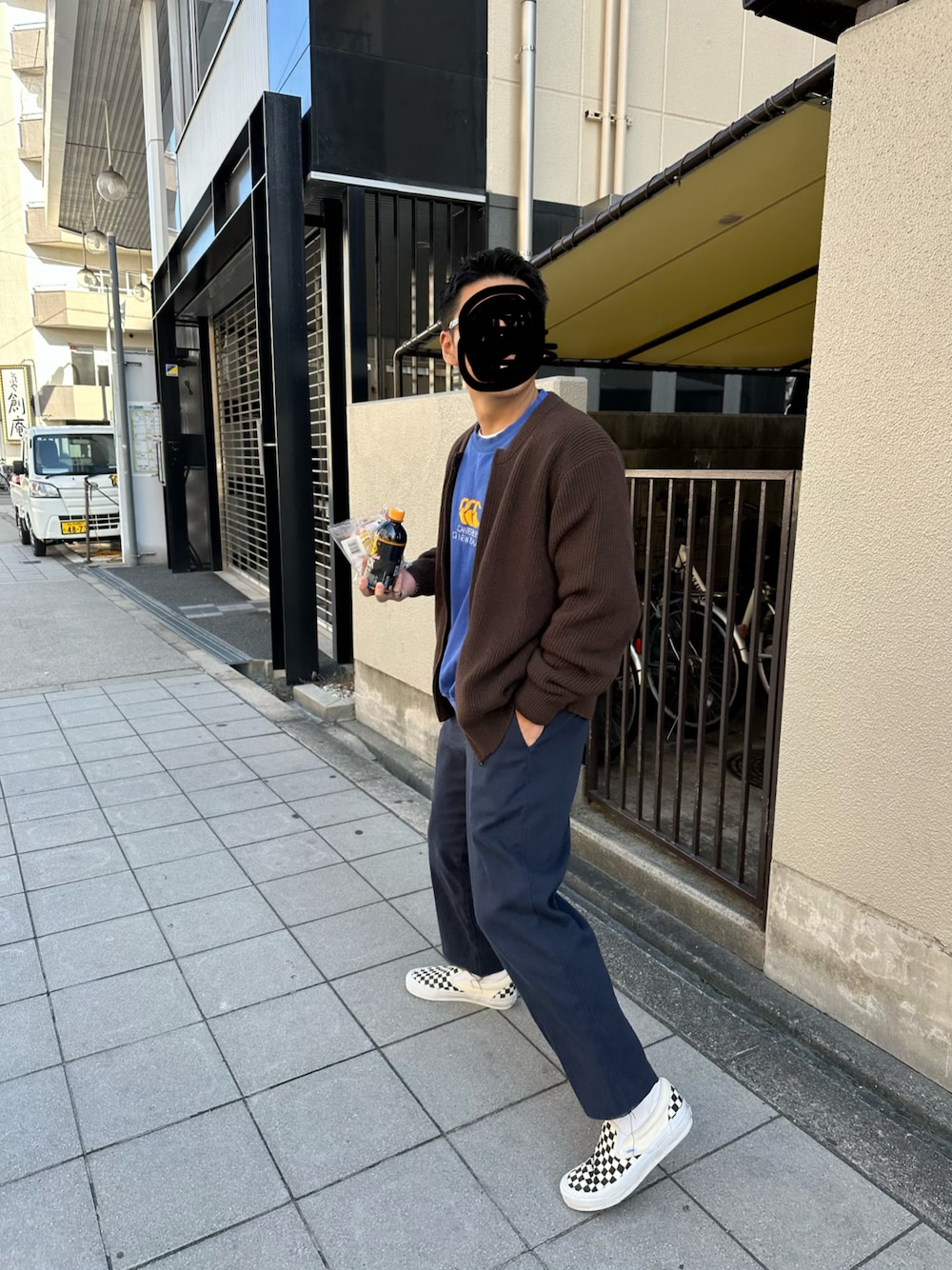 ブラック系のその他パンツ、ホワイト系のスニーカー、ブラウン系のカーディガン/ボレロを着用したメンズの秋コーディネートの1枚目の写真