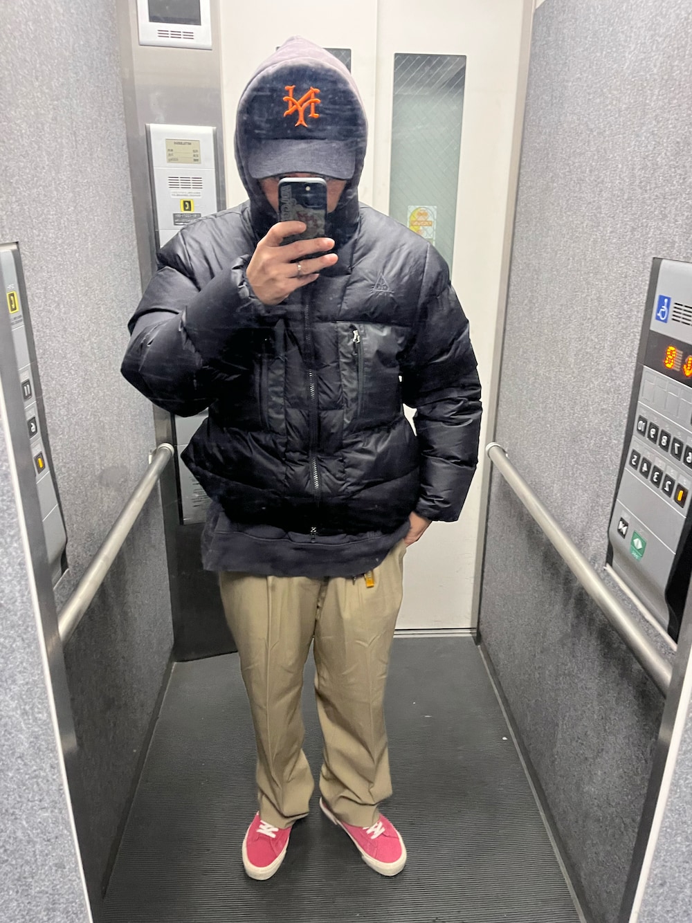 「冬コーデ、今日のコーデ、大人カジュアル、休日スタイル、ストリート、いいね、save、フォローお願いします🤑、きれいめカジュアル、シンプル、秋冬コーデ、スウェット、スポーツミックス、ootd、NIKEACG」｜「UNIQLOのアイテム（スラックス、ベージュ系）」を使った、タボつさん（メンズ・168cm）の冬コーディネートの1枚目の写真
