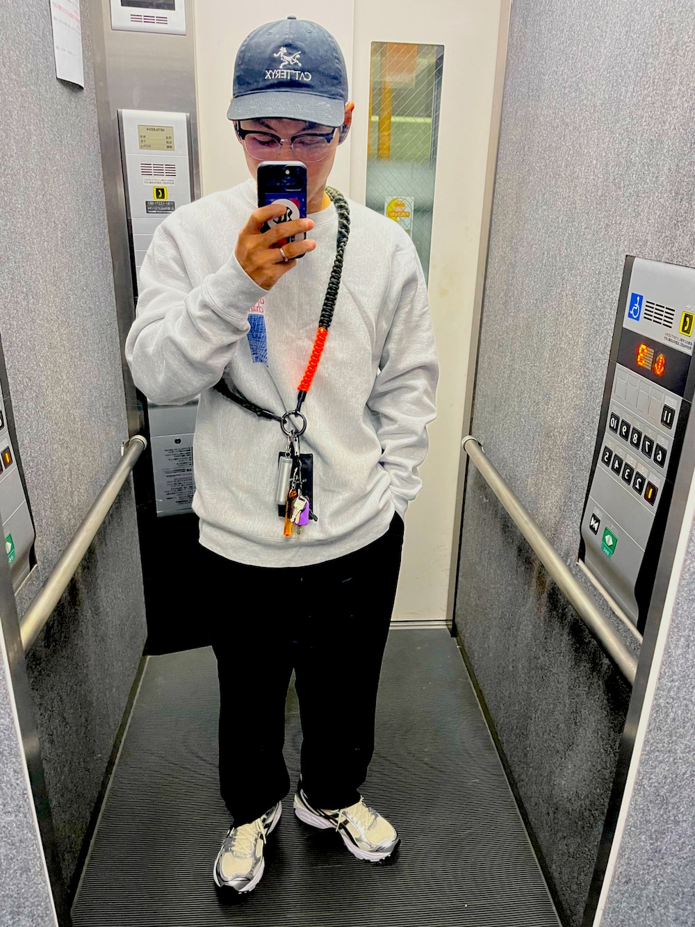 「秋服まるっと大公開、休日スタイル、秋冬コーデ、ワイドパンツ、大人カジュアル、お洒落さんとつながりたい、スニーカーコーデ、シンプル、きれいめカジュアル、メガネ男子、低身長コーデ」｜「UNIQLOのワイドフィットテーパードコーデュロイパンツ セットアップ可能（その他パンツ、ブラック系）」を使った、タボつさん（メンズ・168cm）の秋コーディネートの1枚目の写真