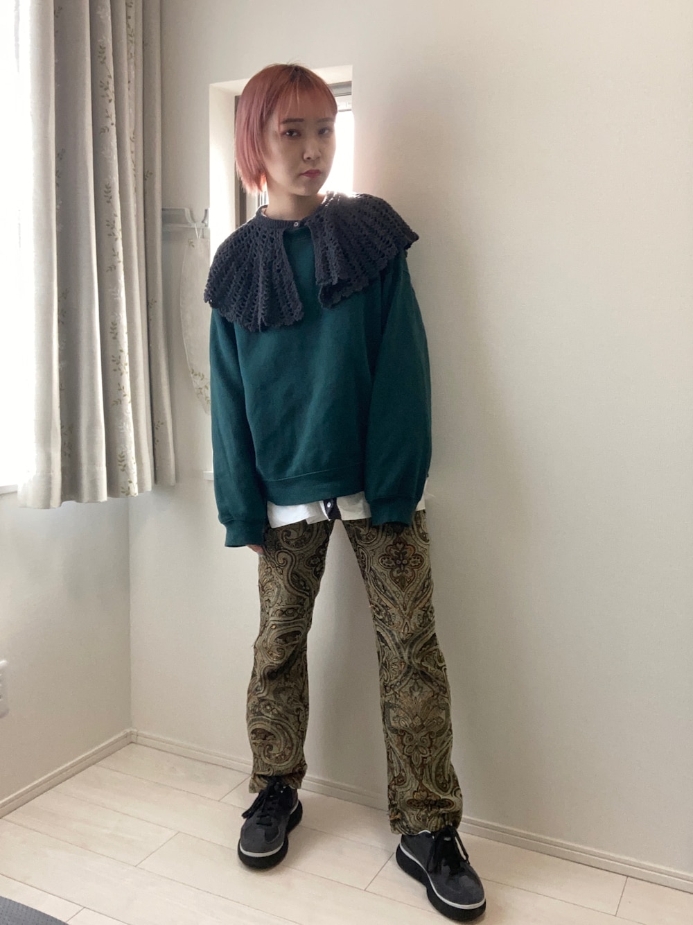 「未来のWEARISTAプロジェクト、古着MIX、レイヤードスタイル、スウェット、柄パンツ、スニーカー、厚底シューズ、襟付きトップス、付け襟、ペイズリー柄パンツ、ラクチンコーデ、カーキ、ラフ、シャツ、シャツスタイル」｜「Flamingoのアイテム（パンツ、グリーン系）」を使った、ともみんさん（レディース・155cm）の秋コーディネートの1枚目の写真
