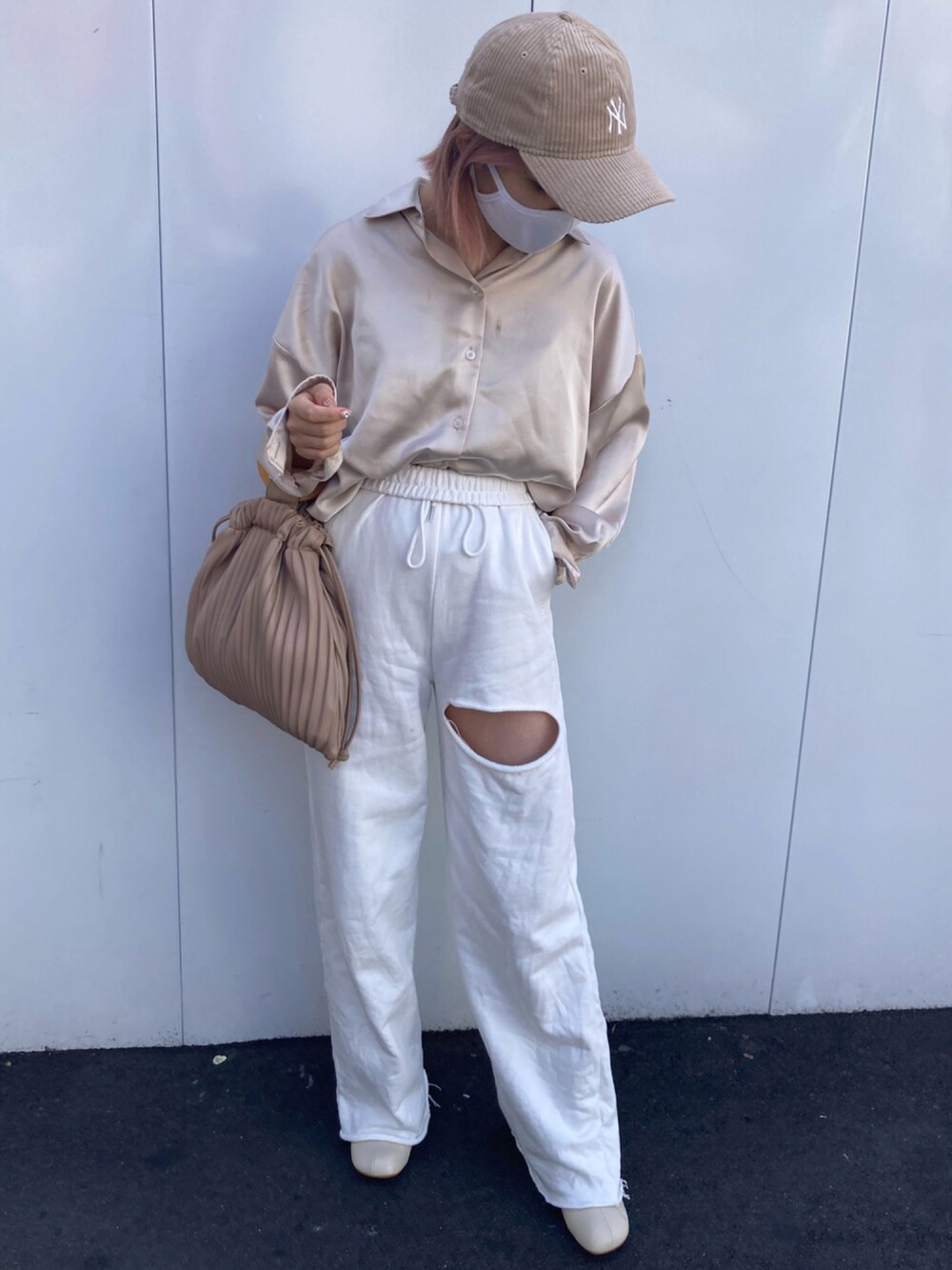 「だから秋服が好き、スウェットパンツ、スウェット×シャツ、シャツ、シャツスタイル、ニューエラ、ニューエラ キャップ、ギャップ、コーデュロイ、サテンシャツ、サテン、コーデュロイキャップ、ホワイトパンツ、オトナ女子、ゆるコーデ」｜「LOWRYS FARMのオブリークヒールブーツ　215673（ブーツ、ホワイト系）」を使った、ともみんさん（レディース・155cm）の秋コーディネートの1枚目の写真