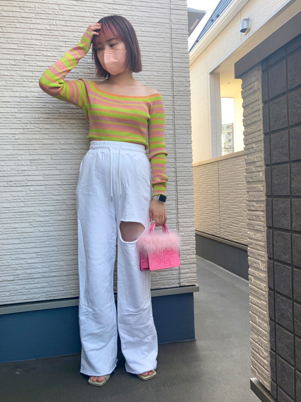 「ごきげんウィーク、春夏コーデ、オフショル、スウエット、スウエットパンツ、ミュール、ミニバッグ、ファー小物、ファーバッグ、ラメ、ラメニット、春カラー、カジュアルコーデ、オトナ女子、ホワイトパンツ」｜「FIG&VIPERのダメージロゴワイドPT（スウェットパンツ、ホワイト系）」を使った、ともみんさん（レディース・155cm）の春コーディネートの1枚目の写真